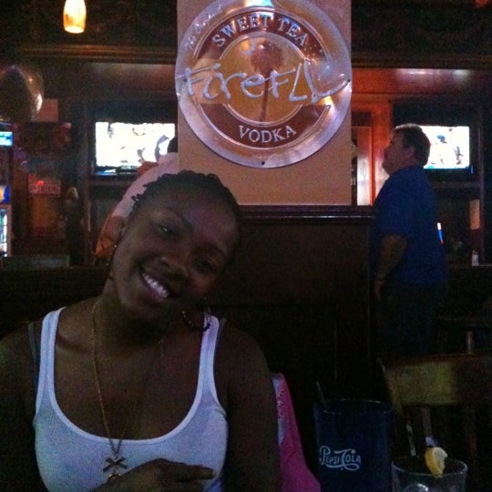 Foto tomada en The Downtown Sports Bar &amp; Grill  por Carlaica S. el 9/18/2011