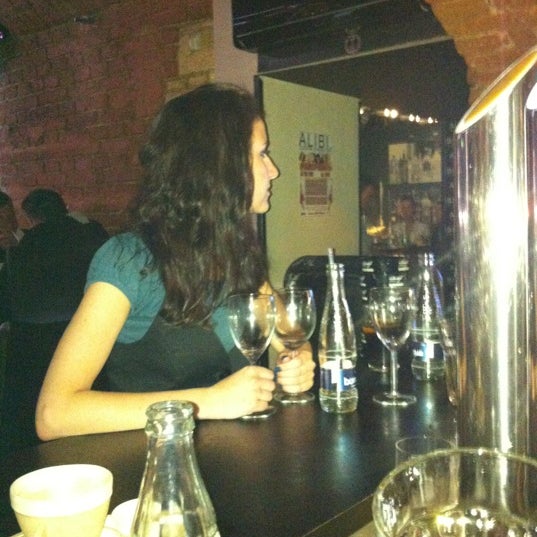 5/17/2012 tarihinde Roman R.ziyaretçi tarafından ALIBI. cocktail and music bar'de çekilen fotoğraf