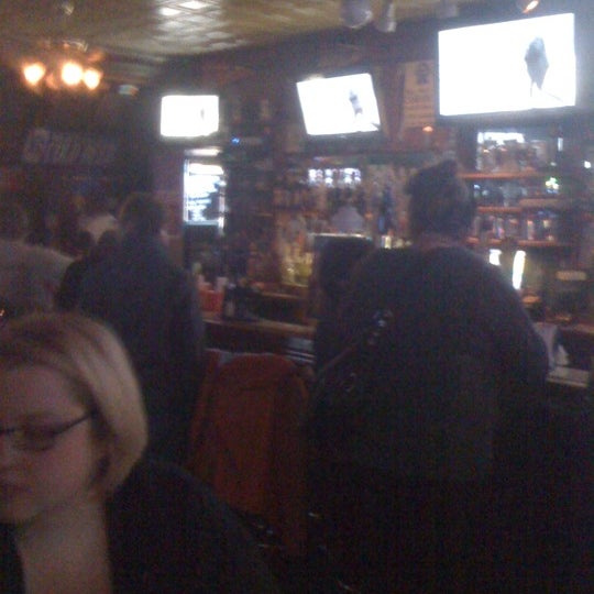 Foto tomada en Friendly&#39;s Sports Bar and Grill  por John S. el 2/4/2012