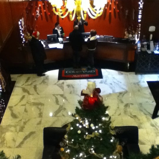 Photo taken at Courtyard by Marriott New York Manhattan/Fifth Avenue by Jiliang L. on 12/25/2010