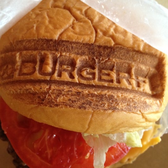 รูปภาพถ่ายที่ BurgerFi โดย Tim T. เมื่อ 11/10/2011