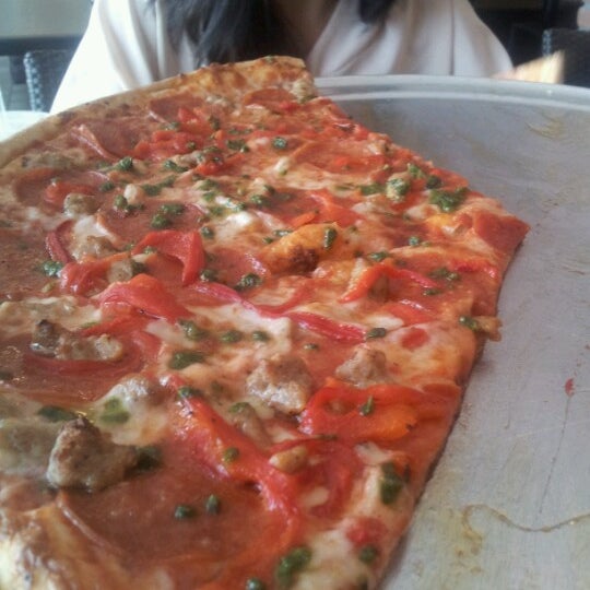 Photo taken at Pizza on Pearl by Ivy N. on 9/3/2012