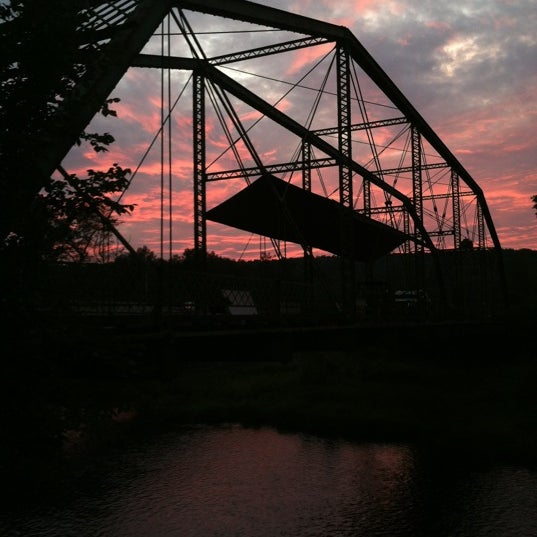 รูปภาพถ่ายที่ Denniston Hill Truss Bridge โดย Kevin J. เมื่อ 8/26/2012