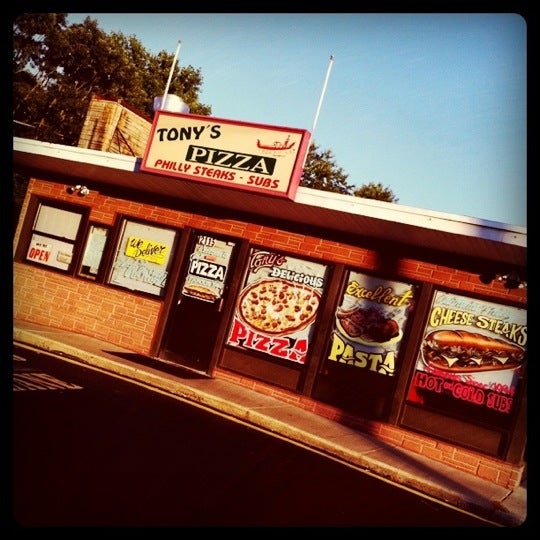รูปภาพถ่ายที่ Tony&#39;s Pizza โดย Domenick Raymond เมื่อ 7/15/2011
