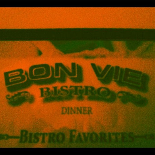 รูปภาพถ่ายที่ Bon Vie Bistro โดย Garrett M. เมื่อ 11/27/2011