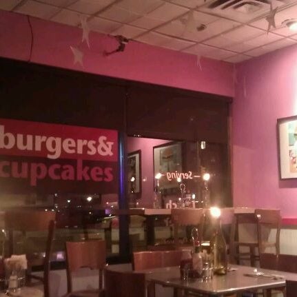 3/4/2012 tarihinde edwina m.ziyaretçi tarafından Burgers &amp; Cupcakes'de çekilen fotoğraf