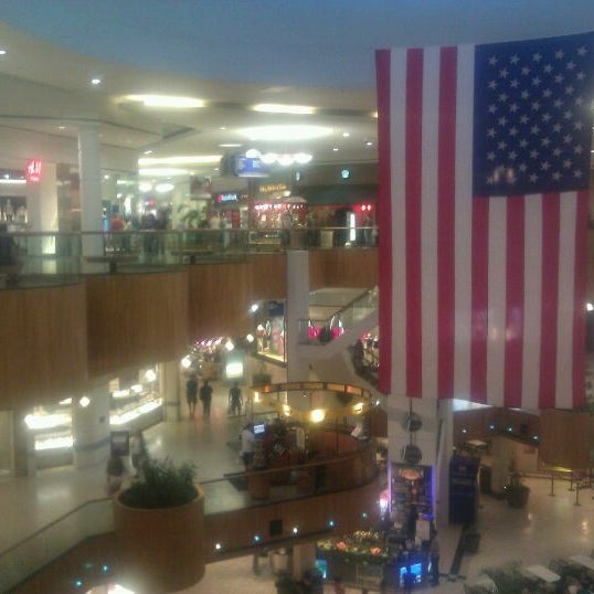 Foto tomada en Holyoke Mall at Ingleside  por Shawn T. el 5/19/2012