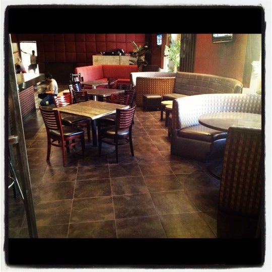 Foto diambil di Fahrenheit Restaurant &amp; Lounge oleh Schmee pada 4/19/2012