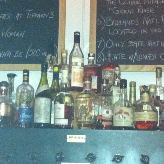 Foto tomada en 33 Wine Shop &amp; Bar  por C H. el 8/1/2012