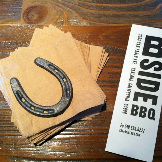 Foto tomada en B-Side BBQ  por Jennifer R. el 5/26/2012