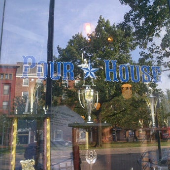 8/23/2012 tarihinde Bryan W.ziyaretçi tarafından The Pour House'de çekilen fotoğraf