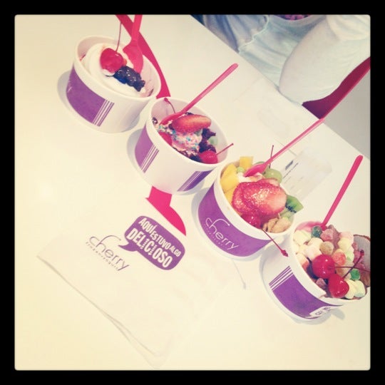 Foto diambil di Cherry Frozen Yogurt oleh Arizé V. pada 5/31/2012