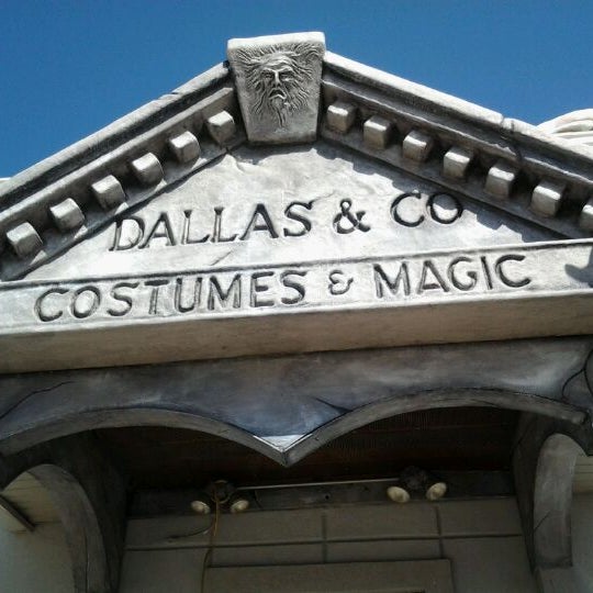 3/28/2012에 Markus C.님이 Dallas &amp; Co Costumes &amp; Magic에서 찍은 사진