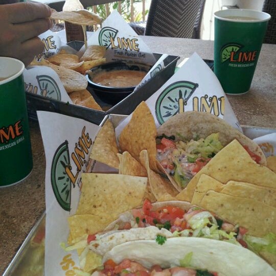 3/26/2012 tarihinde Brenda C.ziyaretçi tarafından Lime Fresh Mexican Grill'de çekilen fotoğraf
