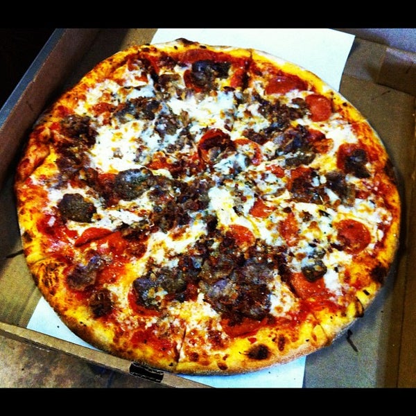 Das Foto wurde bei Solorzano Bros. Pizza von Carlos S. am 9/1/2012 aufgenommen