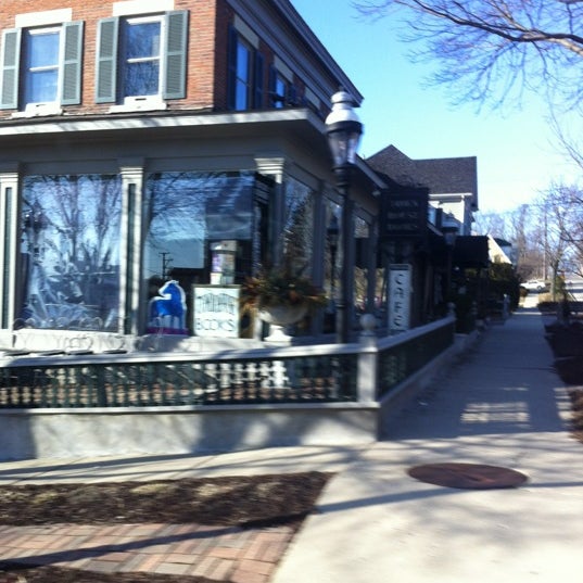 Foto tirada no(a) Town House Cafe por Jay D. em 2/18/2012