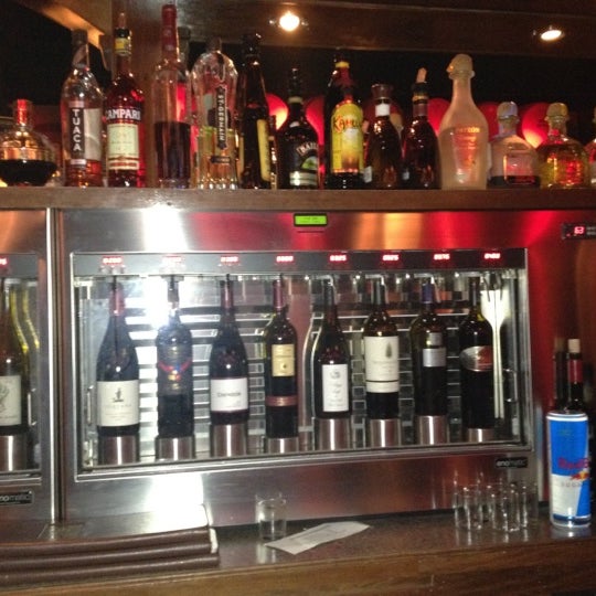 2/11/2012 tarihinde Catherine V.ziyaretçi tarafından Wine Bar Rocky River'de çekilen fotoğraf