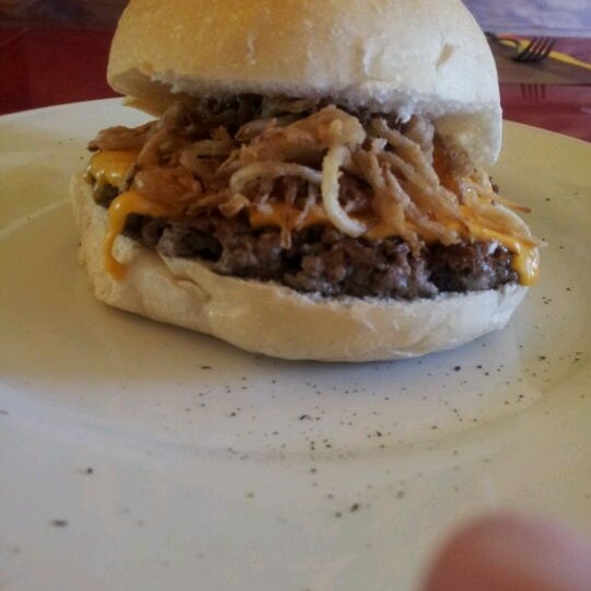 Foto tirada no(a) Respeitável Burger por Maritza V. em 5/19/2012