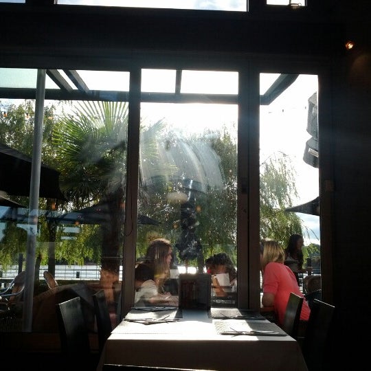 Foto tomada en Glo Restaurant &amp; Lounge  por Eric C. el 8/23/2012