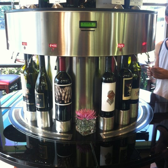 รูปภาพถ่ายที่ OC Wine Mart &amp; Tasting Bar โดย Philip H. เมื่อ 6/7/2012