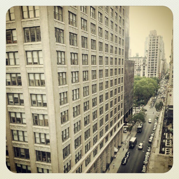 รูปภาพถ่ายที่ Hotel Giraffe Roof Deck &amp; Garden โดย Gina L. เมื่อ 8/14/2012