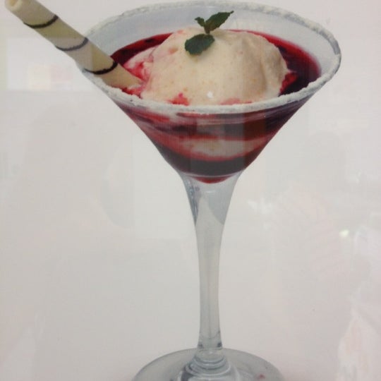 Taça Charrua... A MELHOR!!!   Calda de frutas vermelhas com uma bola de sorvete de QUEIJO DO REINO!!!!