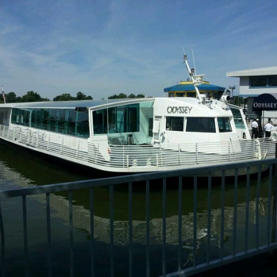 Foto diambil di Odyssey Cruises oleh ShannonRenee M. pada 5/12/2012
