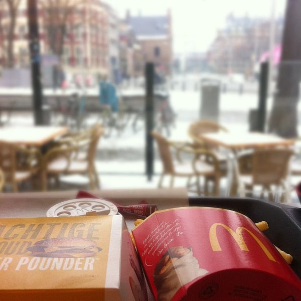 Снимок сделан в McDonald&#39;s пользователем MK C. 2/12/2012