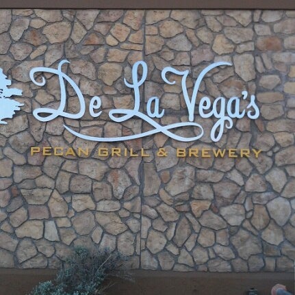 Foto diambil di De La Vega&#39;s Pecan Grill and Brewery oleh Nick G. pada 6/8/2012