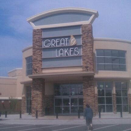 8/2/2012にFashionably ClevelandがGreat Lakes Mallで撮った写真
