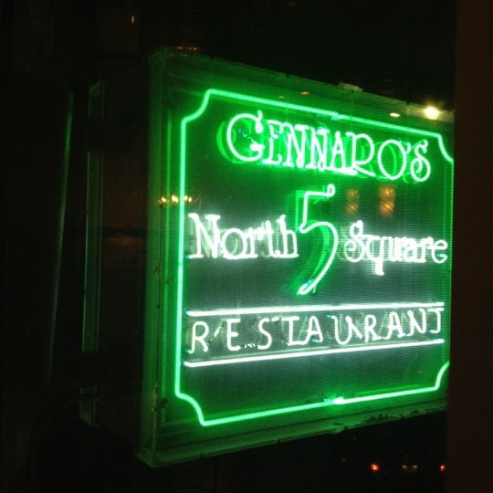 Photo prise au Gennaro&#39;s 5 North Square par Alyson B. le2/2/2012