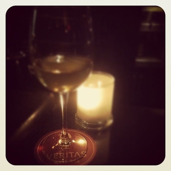 2/4/2012 tarihinde David C.ziyaretçi tarafından Veritas Wine Bar'de çekilen fotoğraf