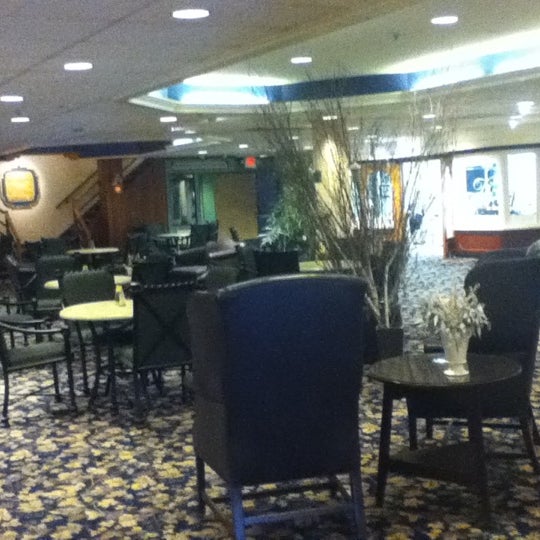 Foto diambil di St. James Hotel oleh Ariel pada 9/1/2012