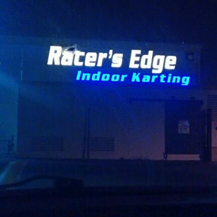 Снимок сделан в Racer&#39;s Edge Indoor Karting пользователем Stephanie V. 2/19/2012