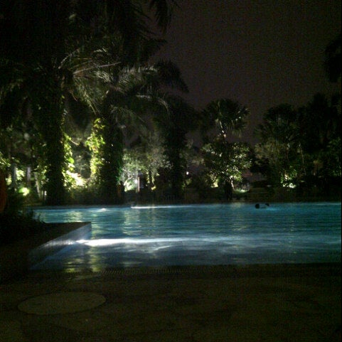 Das Foto wurde bei Poolside - Hotel Mulia Senayan, Jakarta von hari p. am 8/24/2012 aufgenommen