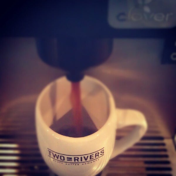 Foto tirada no(a) Two Rivers Craft Coffee Company por Hunter H. em 7/7/2012