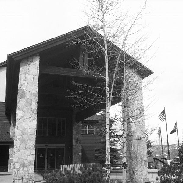 Das Foto wurde bei Grand Timber Lodge von Stacy S. am 3/7/2012 aufgenommen
