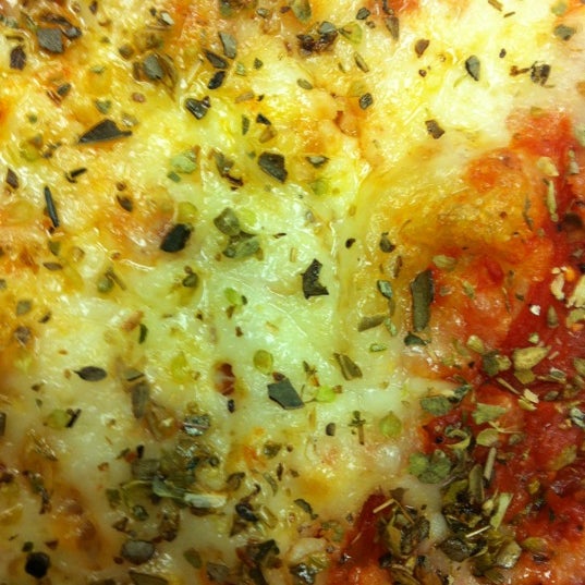Foto scattata a Ray&#39;s Famous Original Pizza da Patrick B. il 9/6/2012