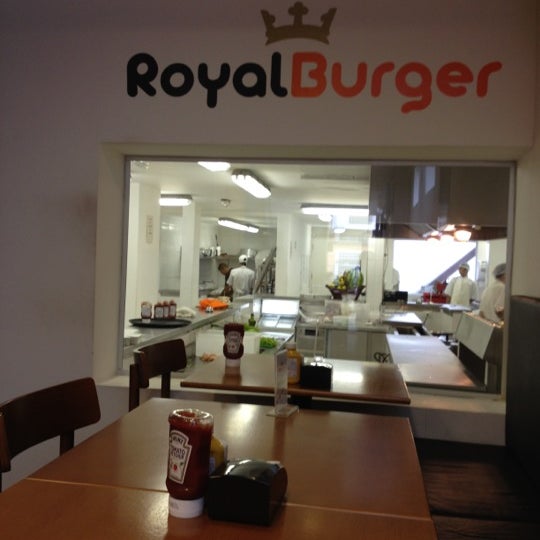 รูปภาพถ่ายที่ Royal Burger โดย Roberto B. เมื่อ 6/8/2012