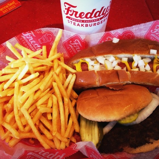 Foto diambil di Freddy&#39;s Frozen Custard &amp; Steakburgers oleh TheRealEric pada 6/8/2012