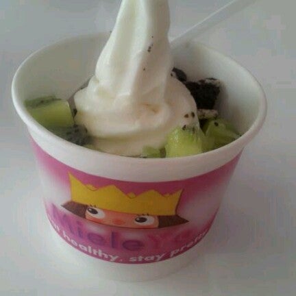 Снимок сделан в Mieleyo Premium Frozen Yogurt пользователем May K. 7/21/2012