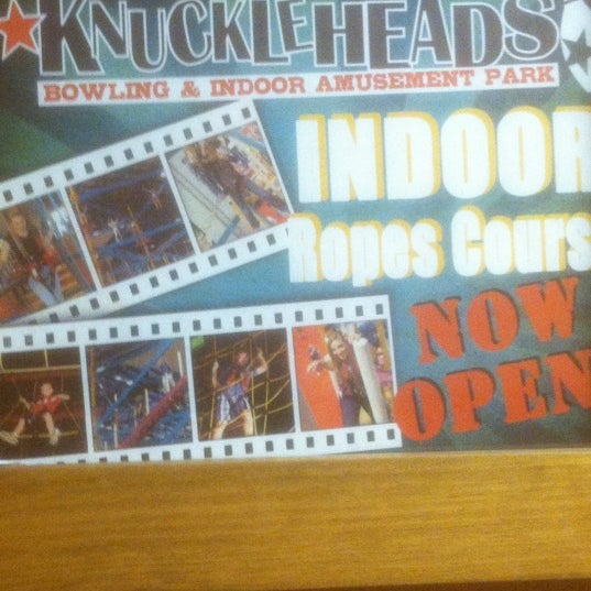 Foto tirada no(a) Knuckleheads Trampoline Park • Rides • Bowling por John Y. em 5/14/2012