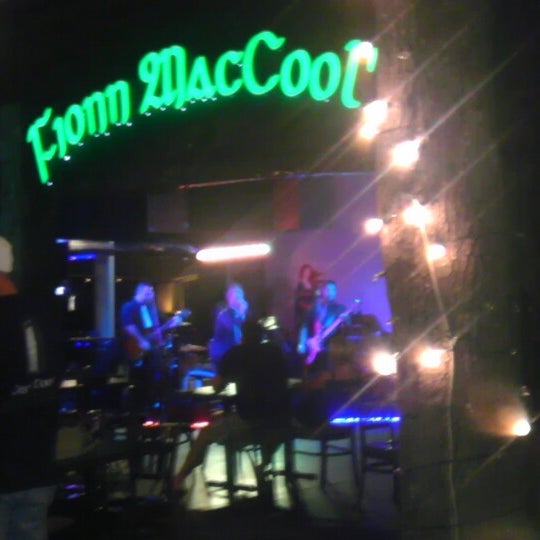 Снимок сделан в Fionn MacCool&#39;s Irish Pub &amp; Restaurant пользователем Micheala A. 6/16/2012