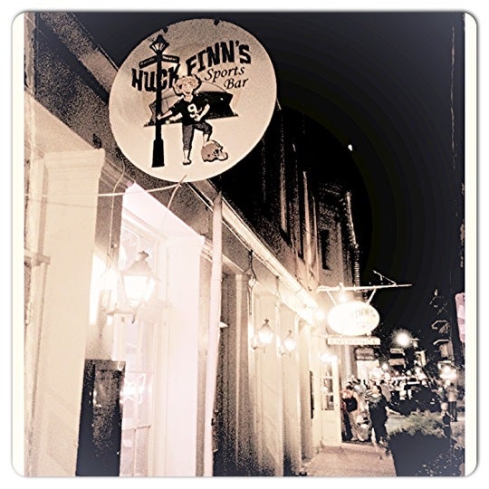 Foto diambil di Huck Finn&#39;s Cafe oleh Anthony C. pada 8/18/2012