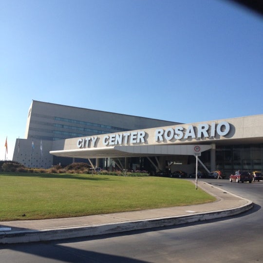 รูปภาพถ่ายที่ City Center Rosario โดย Luis C. E. เมื่อ 6/27/2012