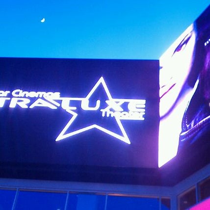 Foto tirada no(a) UltraLuxe Anaheim Cinemas at GardenWalk por Ultraluxe A. em 5/27/2012