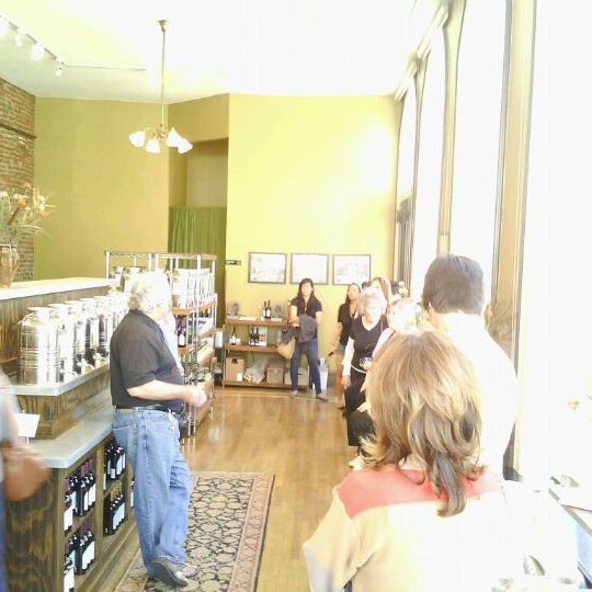 Das Foto wurde bei EVOO Marketplace-Denver-Olive Oils and Aged Balsamics von Rebecca P. am 3/23/2012 aufgenommen