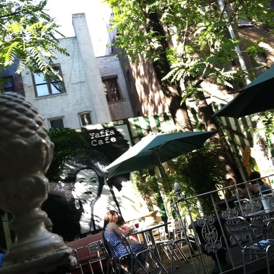 5/20/2012 tarihinde Kristen B.ziyaretçi tarafından Yaffa Cafe'de çekilen fotoğraf