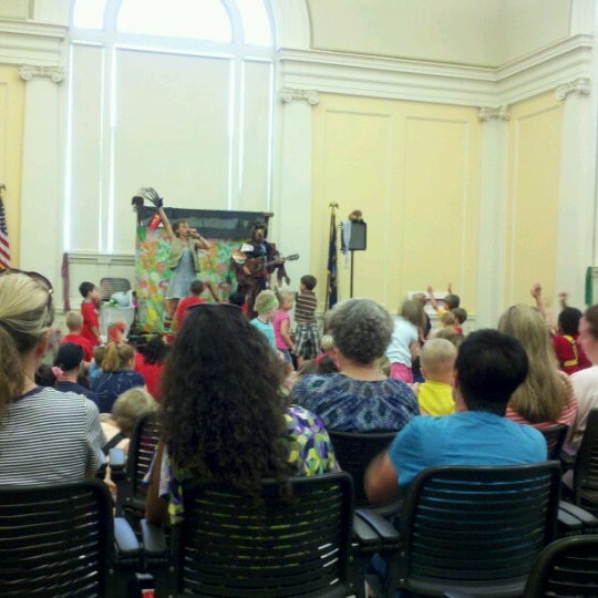 6/19/2012 tarihinde Timziyaretçi tarafından Grand Rapids Public Library - Main Branch'de çekilen fotoğraf