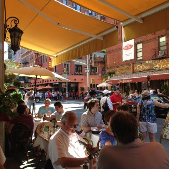5/19/2012 tarihinde Vanessa G.ziyaretçi tarafından Caffé Napoli'de çekilen fotoğraf